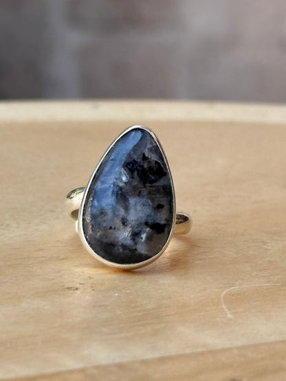 Anillo ajustable de larvikita
