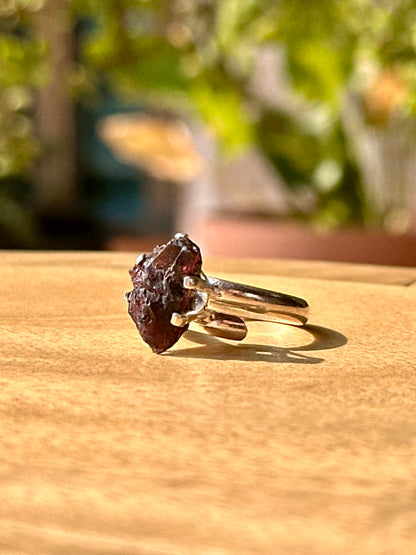Anillo ajustable de Granate Rojo en bruto