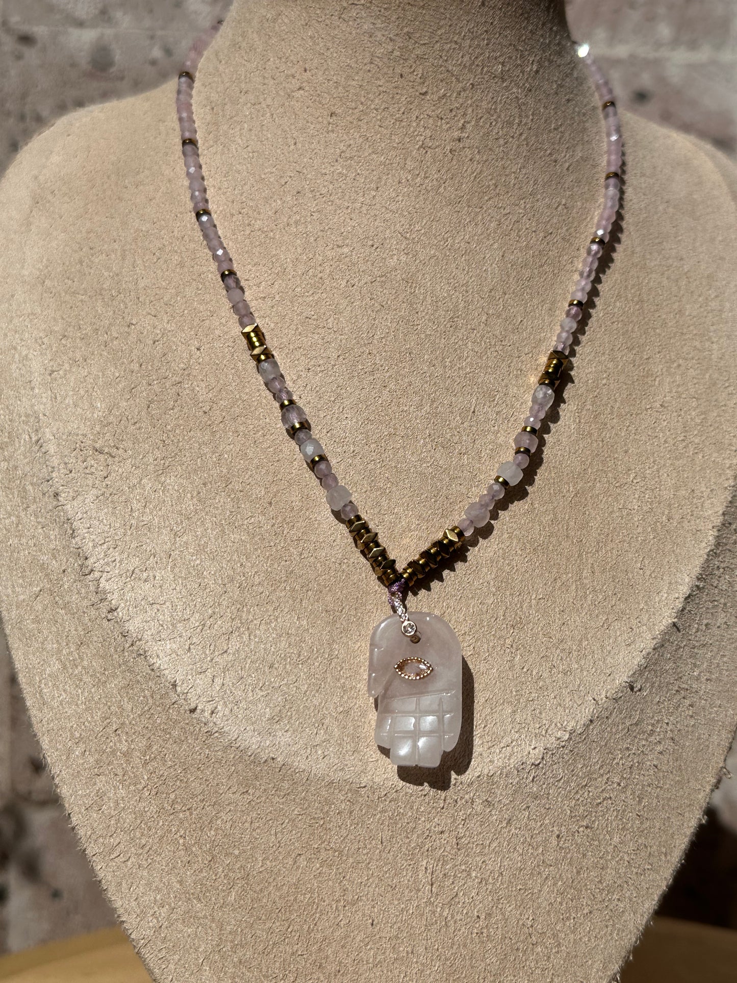 Collar Ajustable de Mano de Fátima con Cuarzo Rosa
