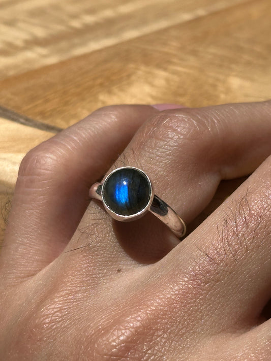 Anillo ajustable de Labradorita redondo mini