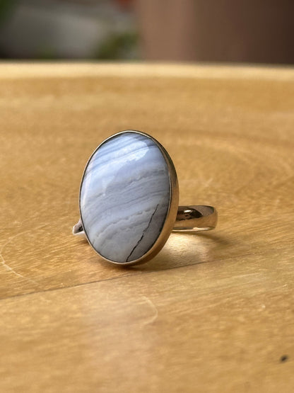 Anillo Ajustable de Ágata Blue Lace en Alpaca | Piedra de Serenidad