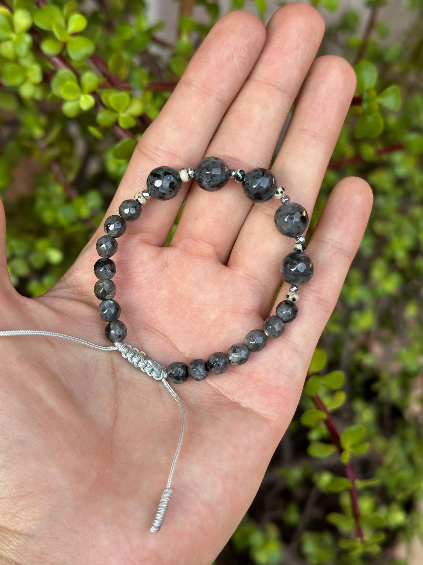Pulsera Ajustable de Espectrolita, Jaspe Dálmata y Hematita