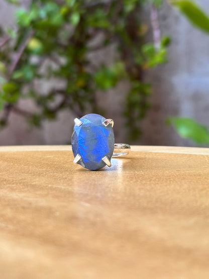 Anillo ajustable de labradorita rectangular grande  blue flash