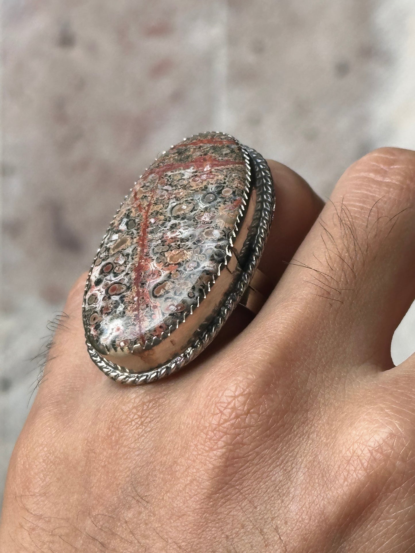 Anillo ajustable de piel de leopardo