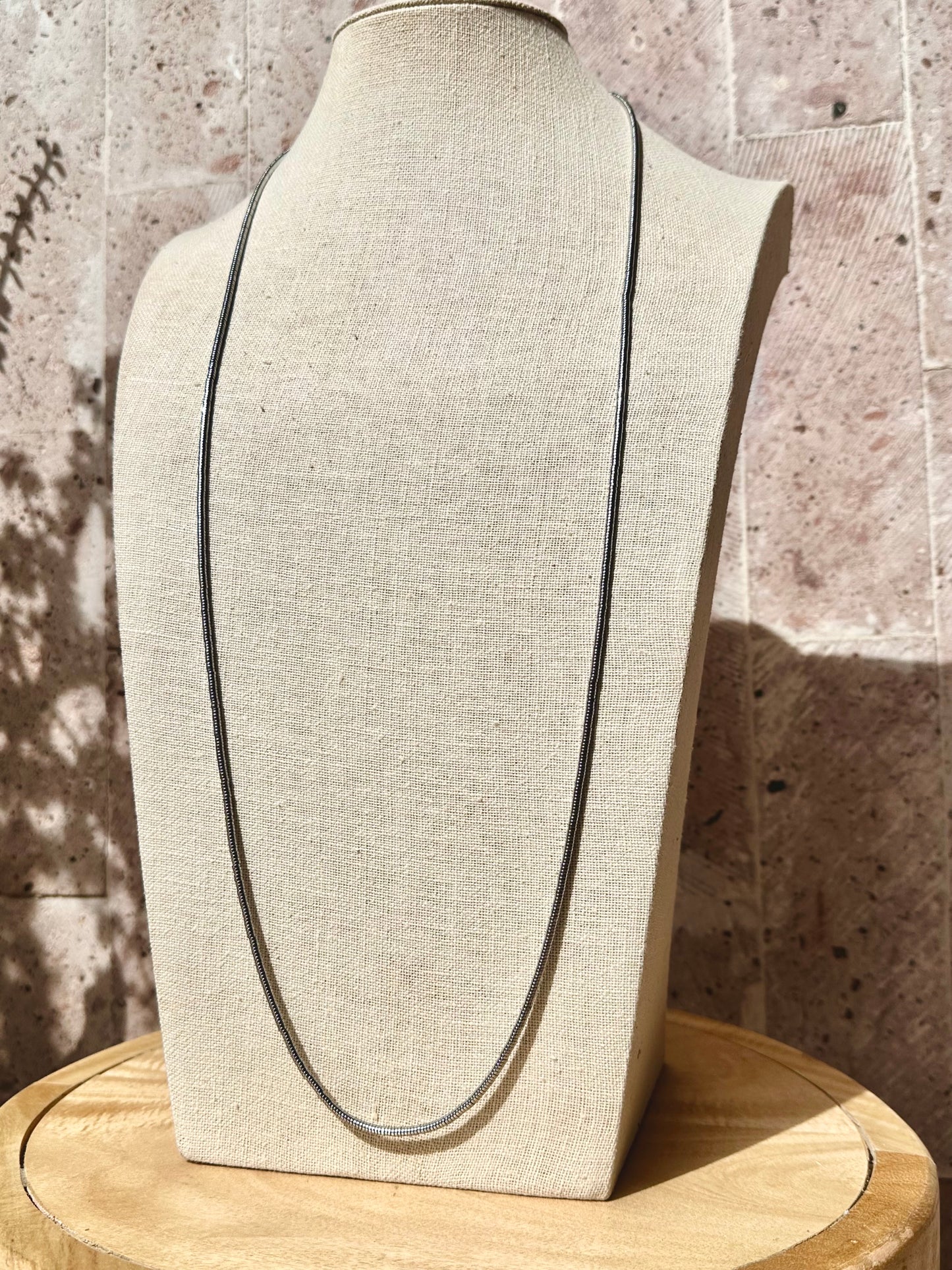 Collar largo de hematita plateada