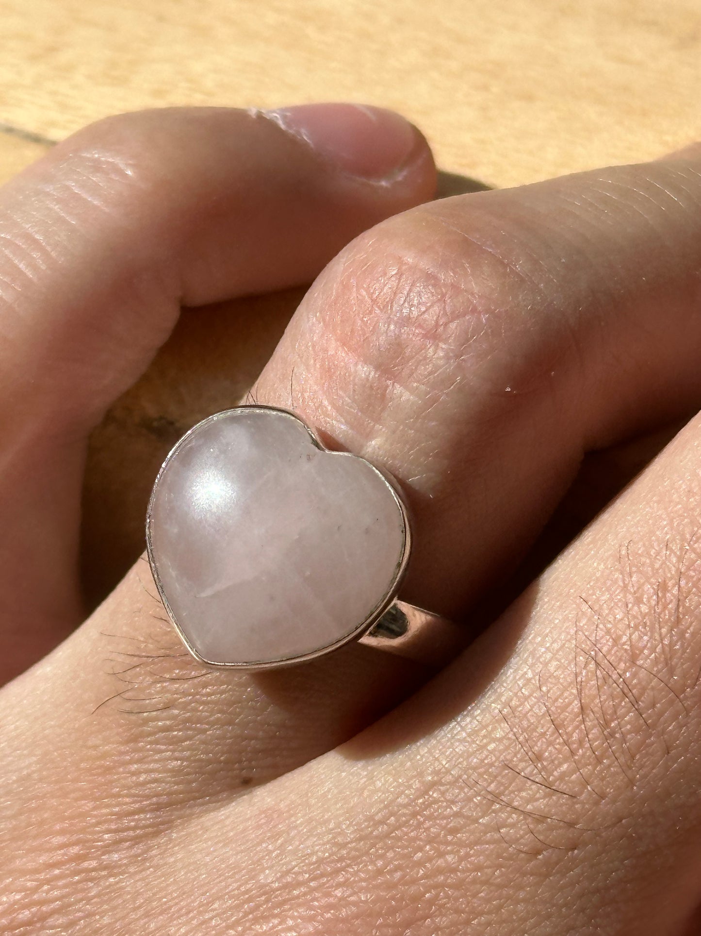 Anillo ajustable de Cuarzo rosa corazón