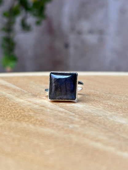 Anillo ajustable de labradorita cuadrado