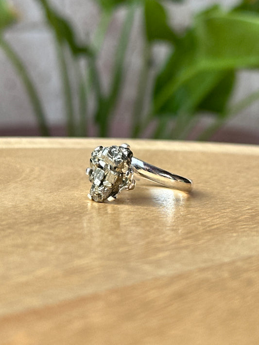 Anillo ajustable de pirita en bruto grande