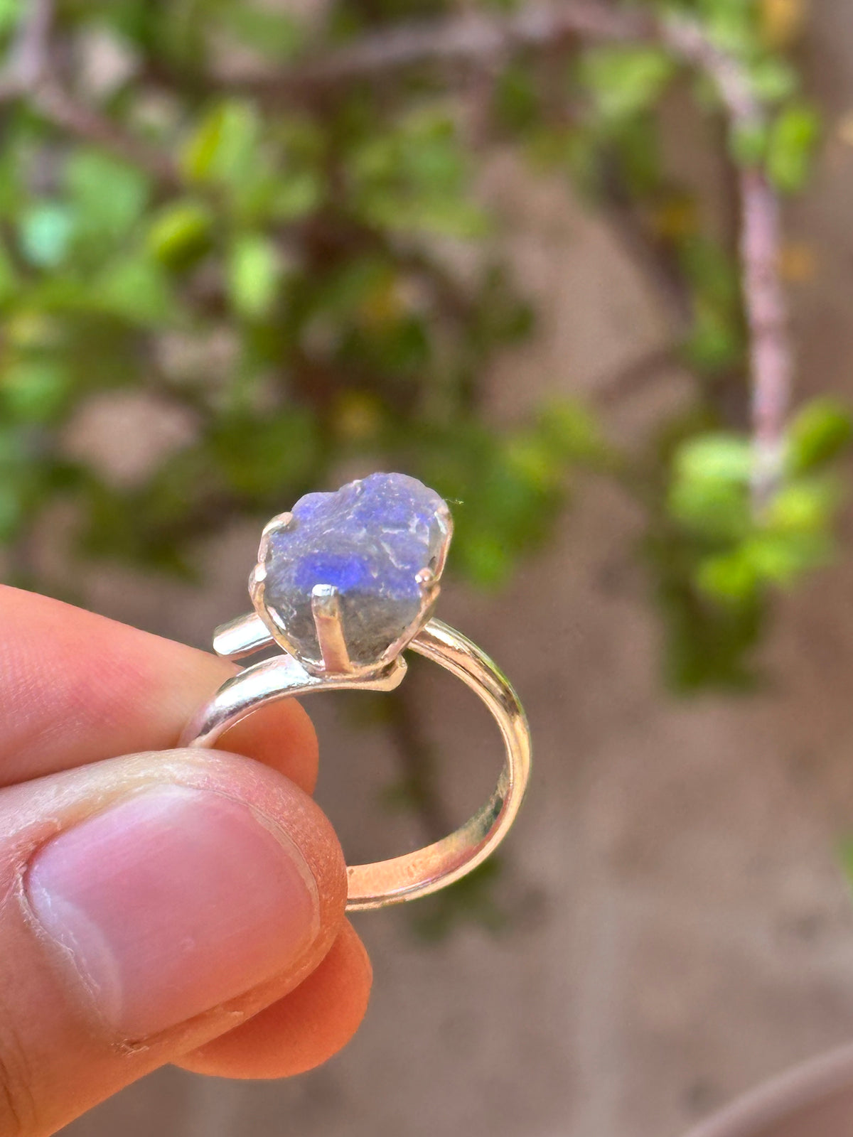 Anillo ajustable de labradorita en bruto