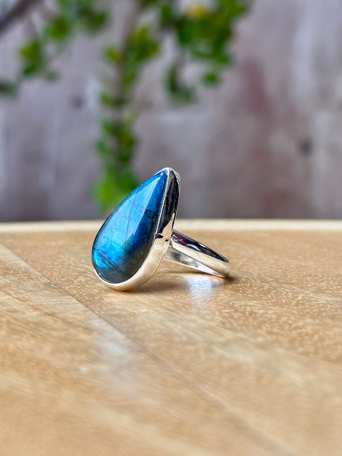 Anillo ajustable de labradorita Blue Flash gota