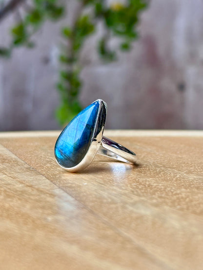 Anillo ajustable de labradorita Blue Flash gota