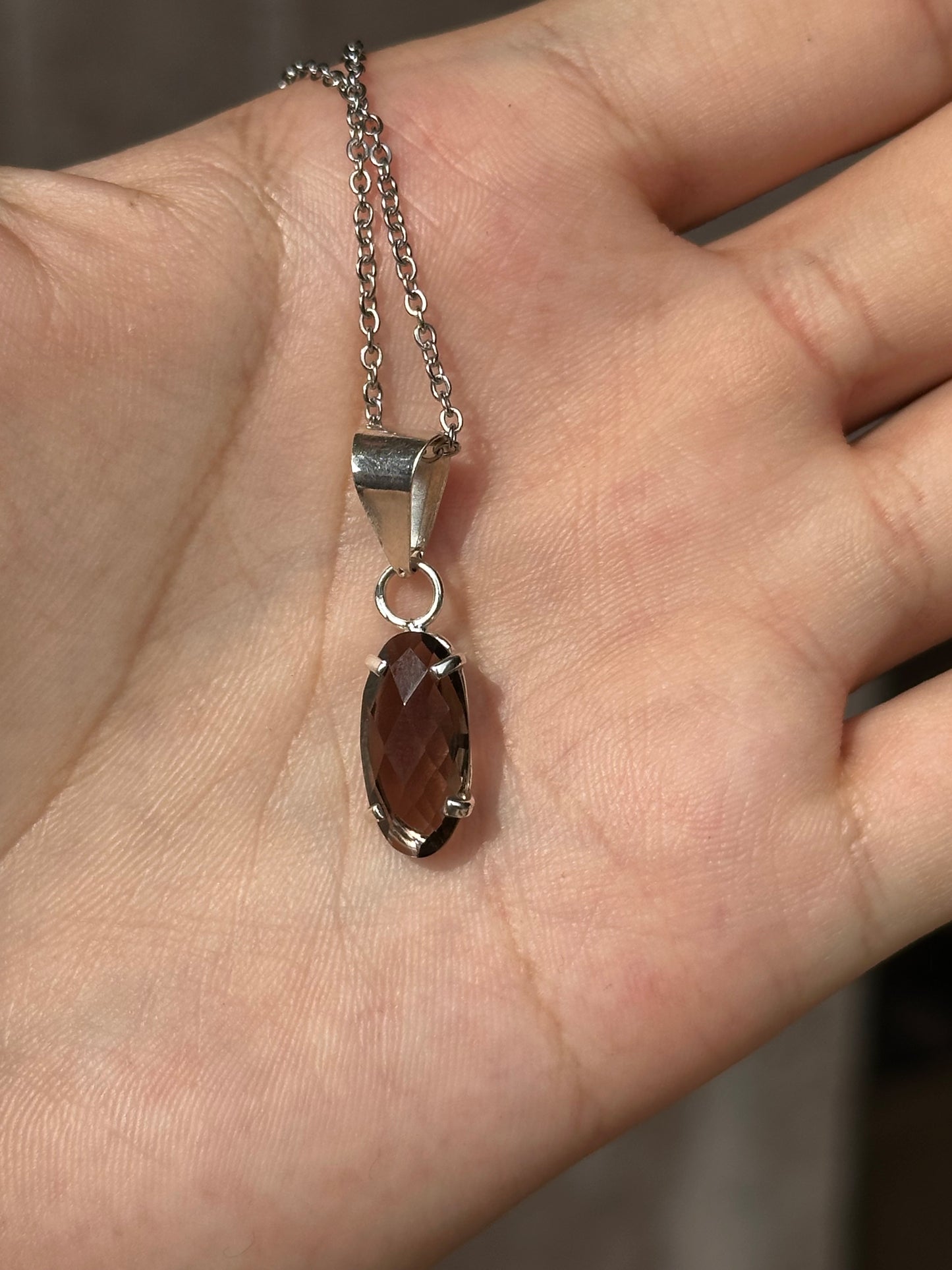 Dije de Cuarzo Ahumado Facetado con Cadena de Acero Inoxidable