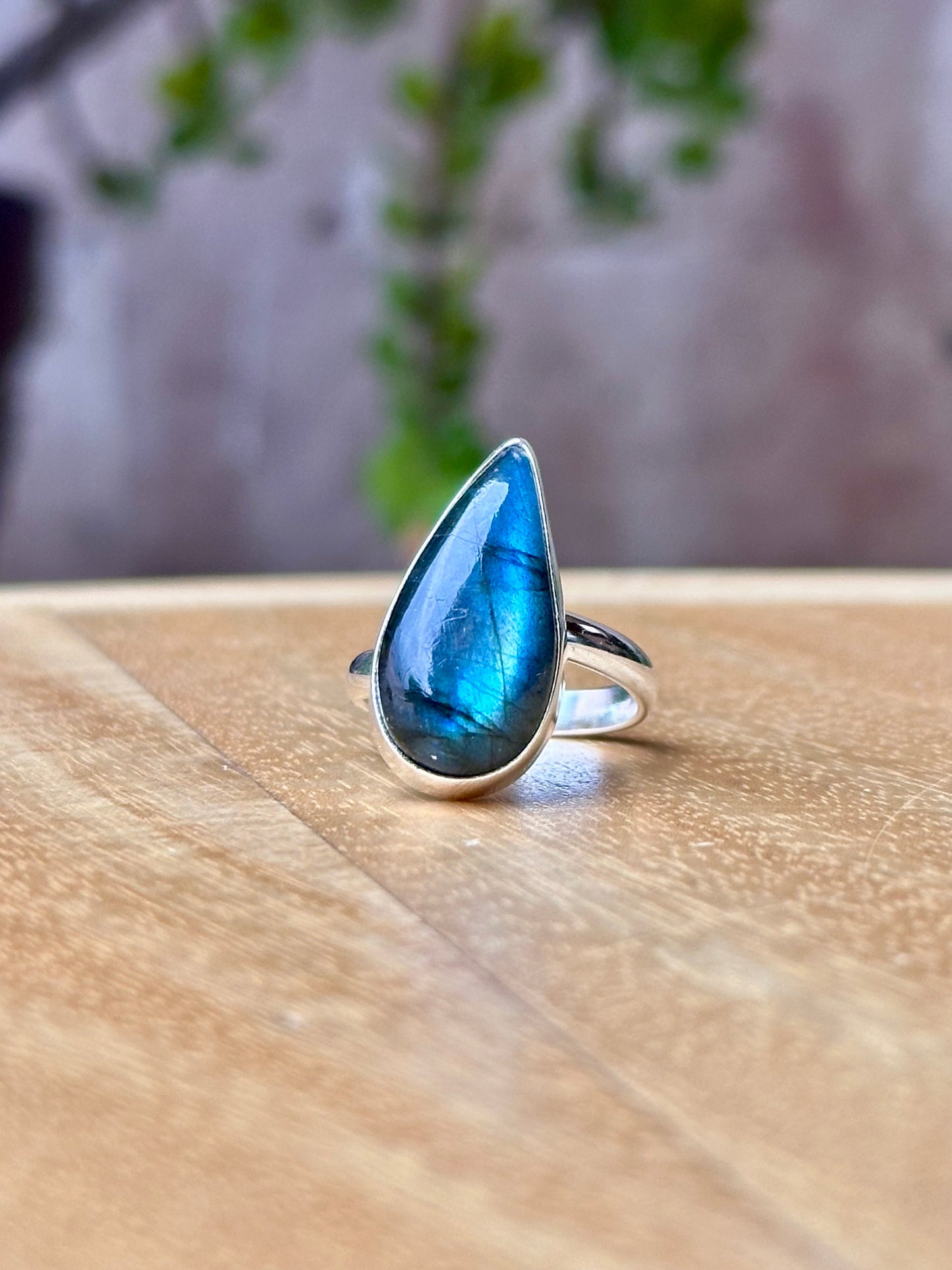 Anillo ajustable de labradorita Blue Flash gota