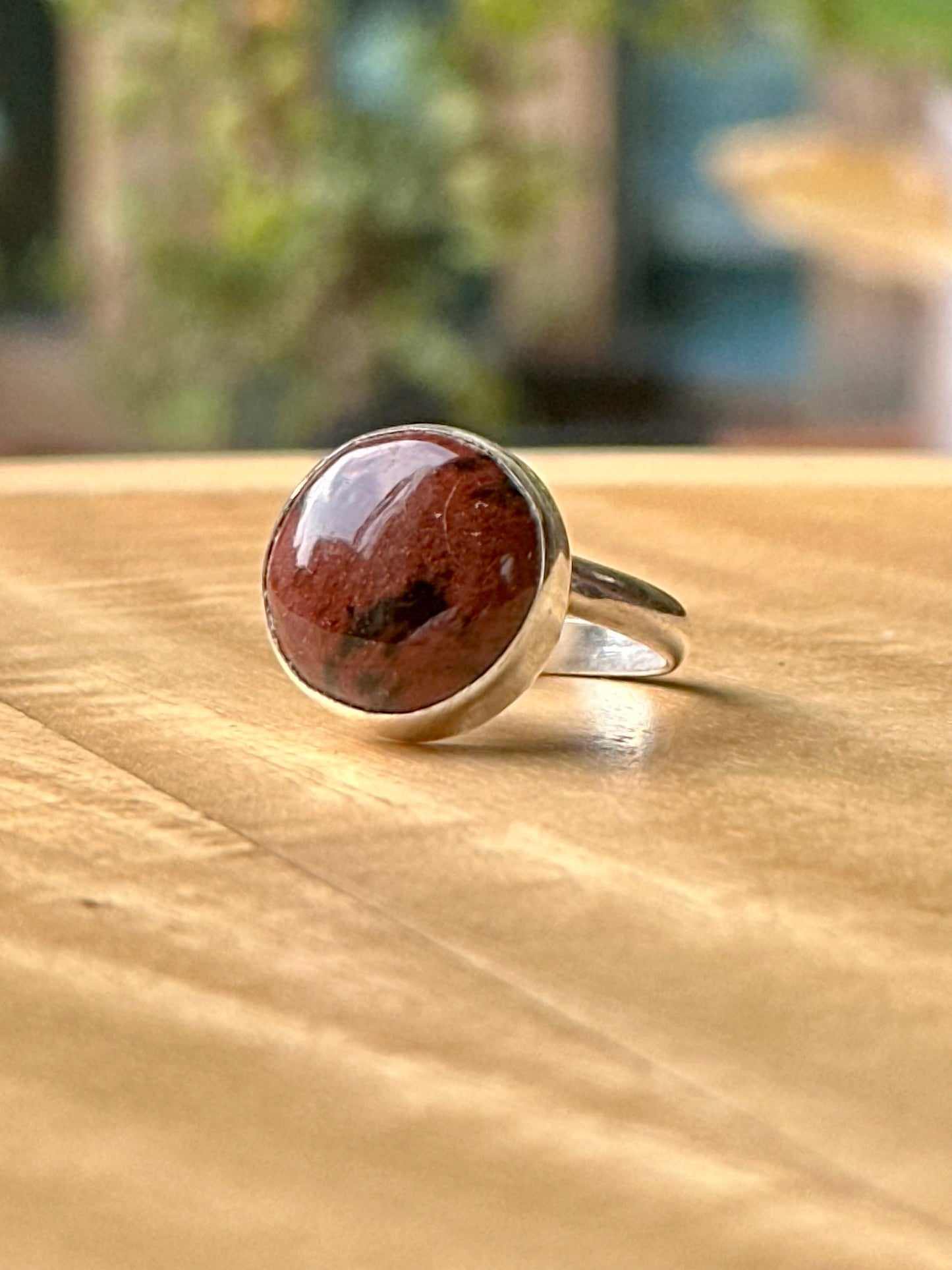 Anillo ajustable de obsidiana caoba redondo