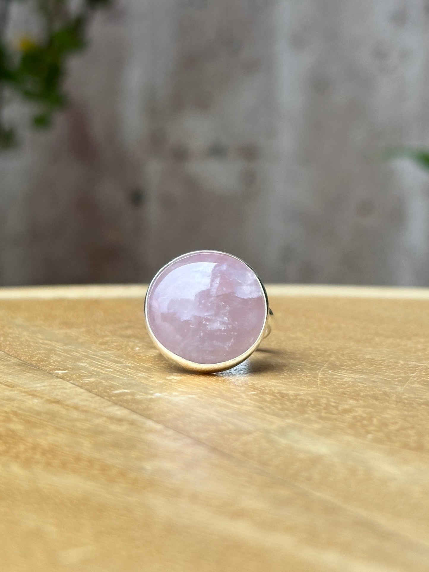 Anillo Ajustable de Cuarzo Rosa