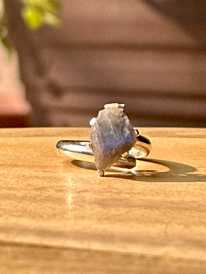 Anillo ajustable de labradorita en bruto