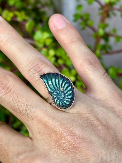 Anillo ajustable de pirita tallado en forma de amonite