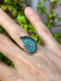 Anillo ajustable de pirita tallado en forma de amonite