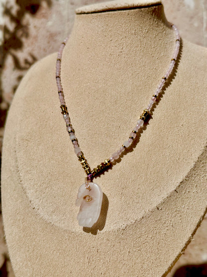 Collar Ajustable de Mano de Fátima con Cuarzo Rosa