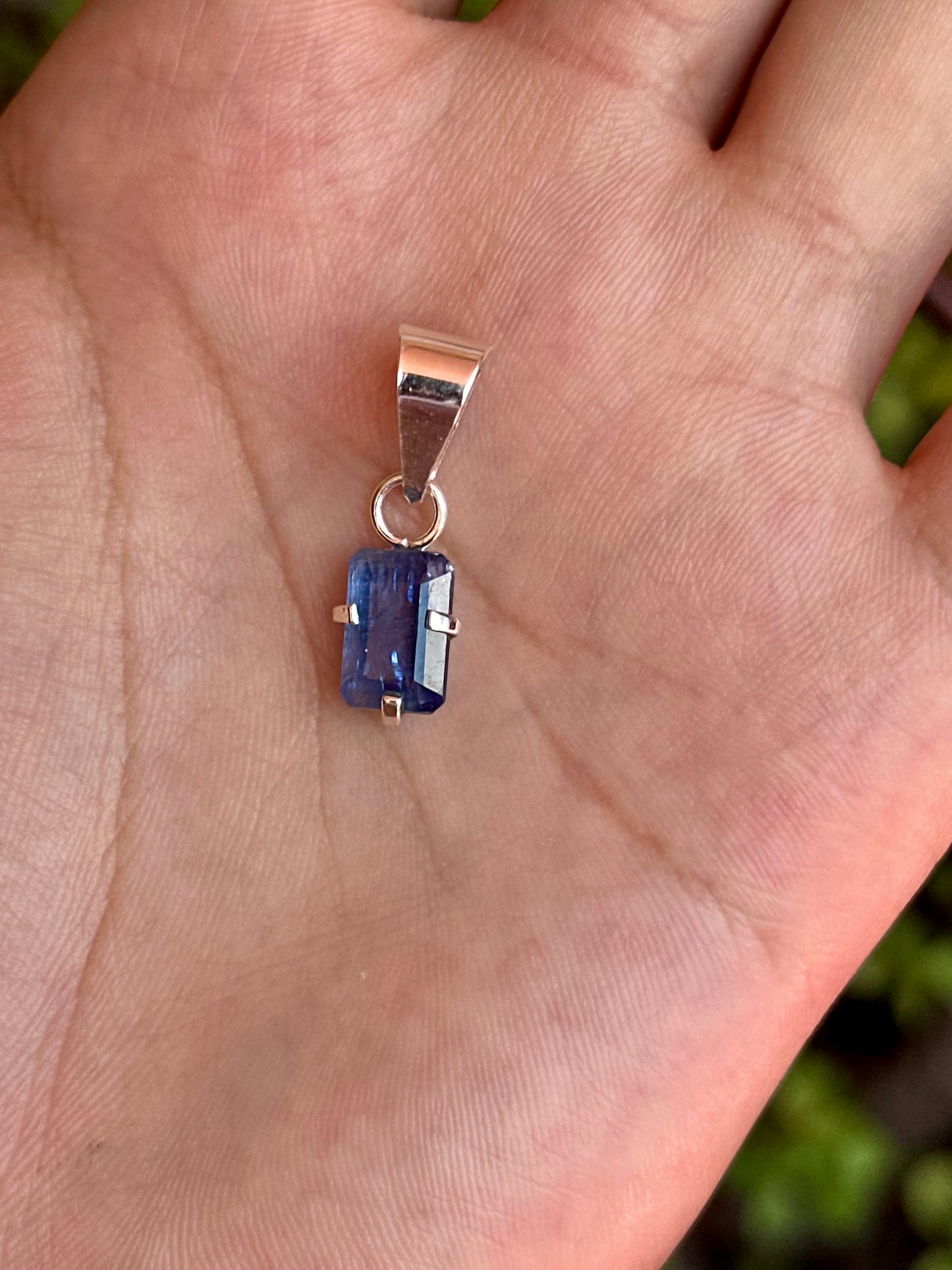 Dije de Cianita Azul Facetada con Cadena