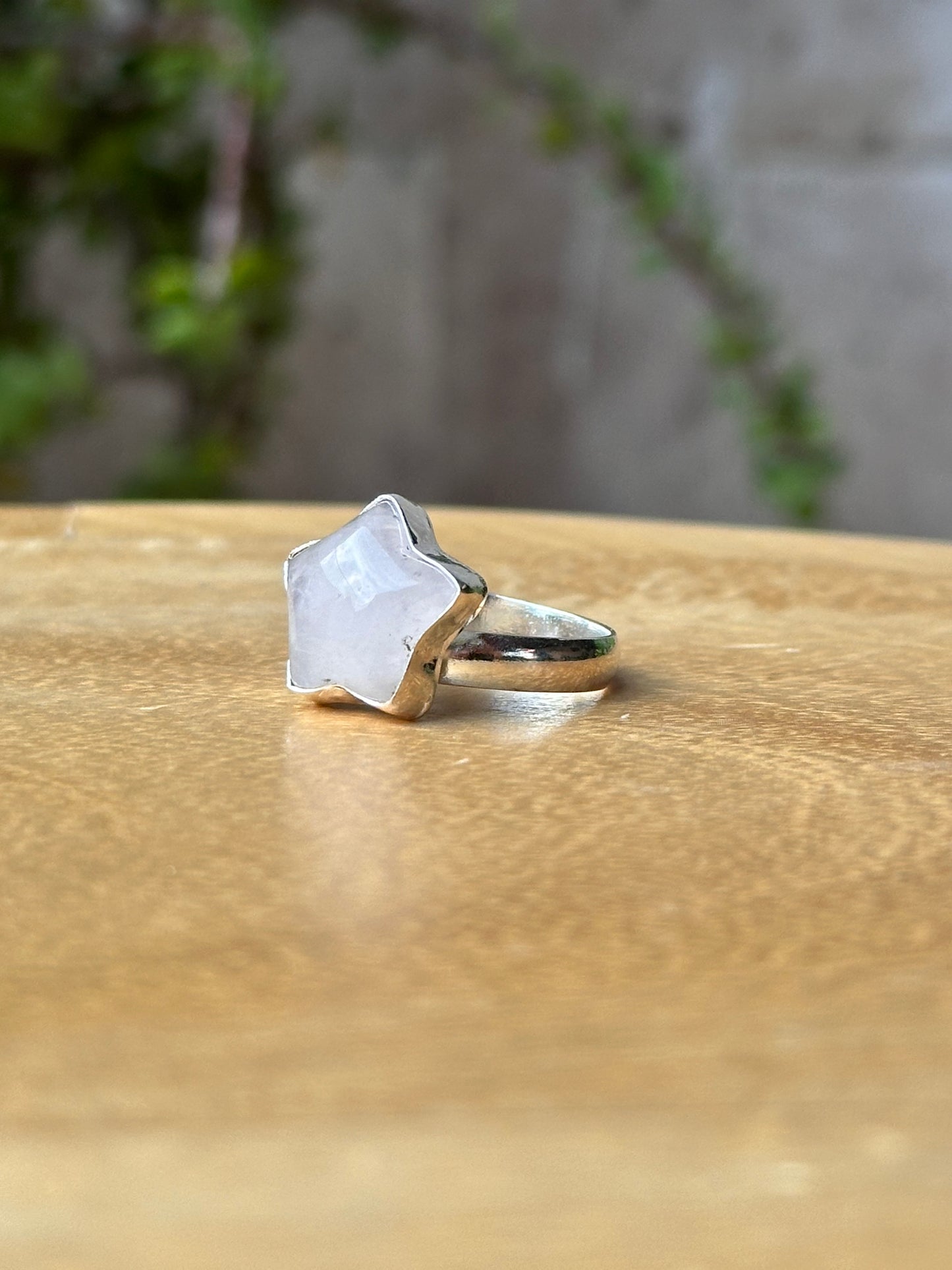 Anillo ajustable de Cuarzo rosa estrella