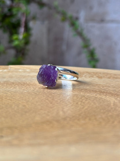 Anillo ajustable de amatista en bruto