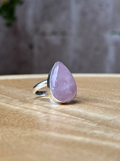 Anillo ajustable de Cuarzo rosa gota grande