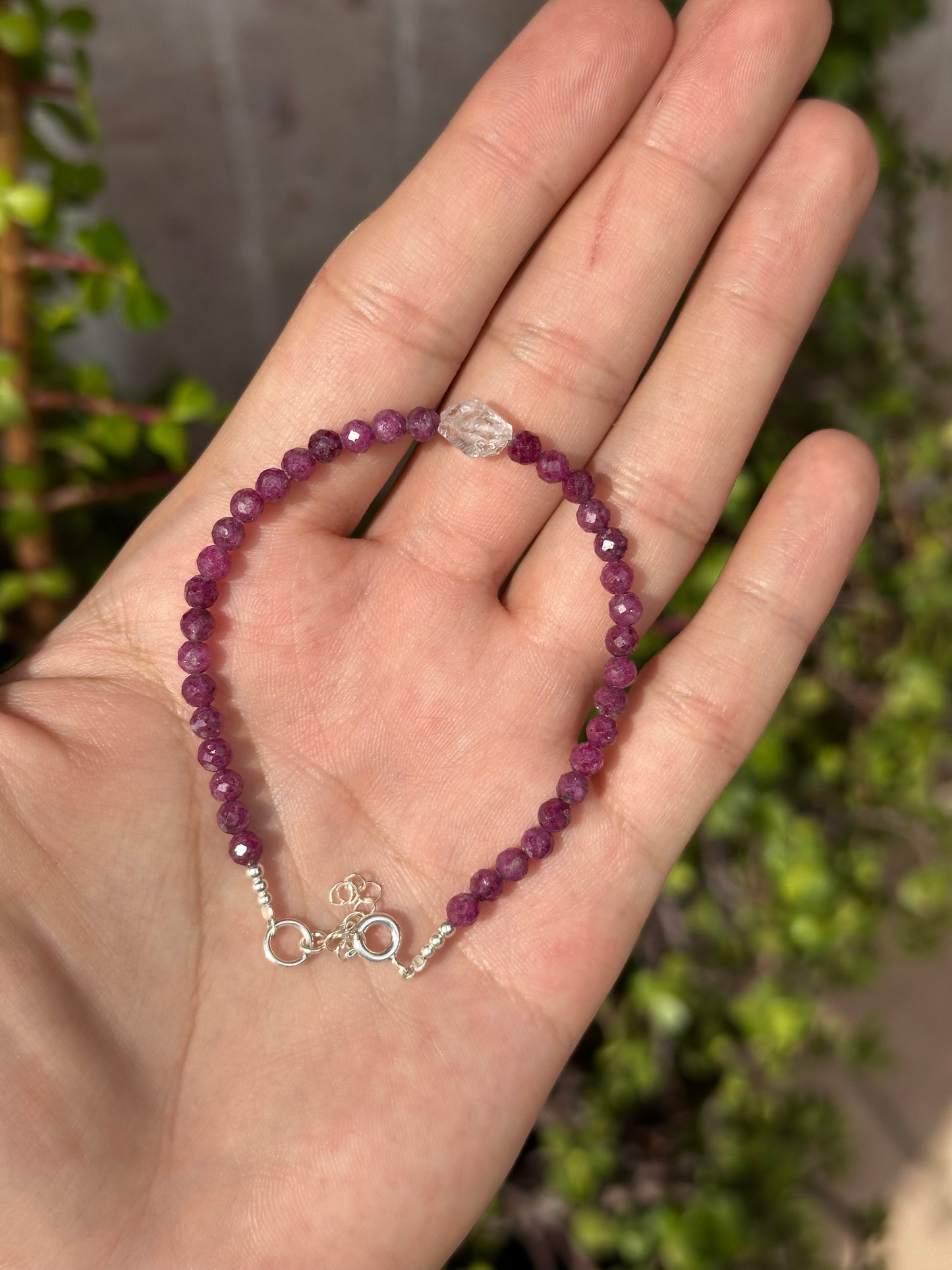 Pulsera Ajustable de Rubí 4mm con herkimer