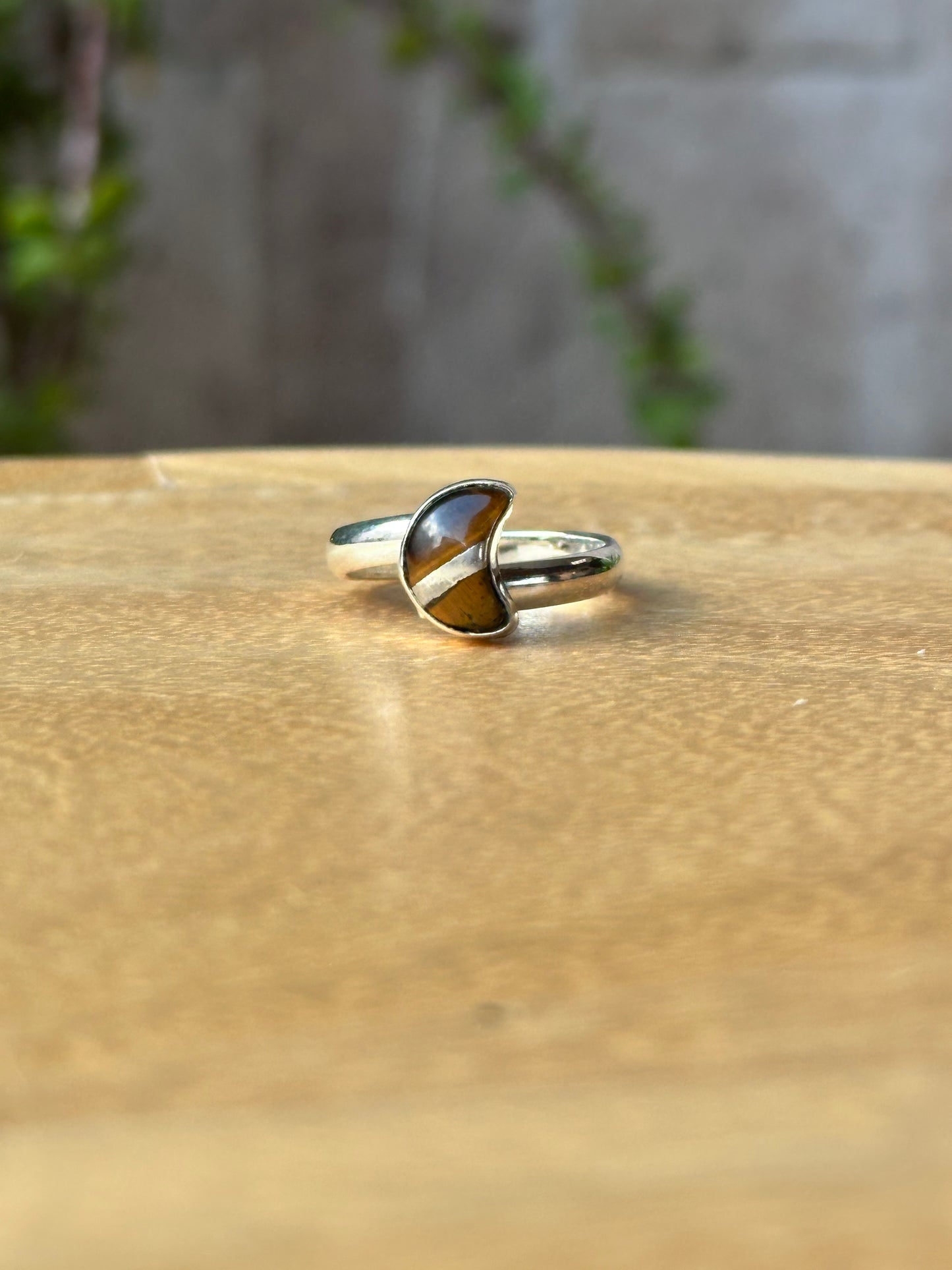 Anillo ajustable de Ojo de Tigre luna mini con pirita