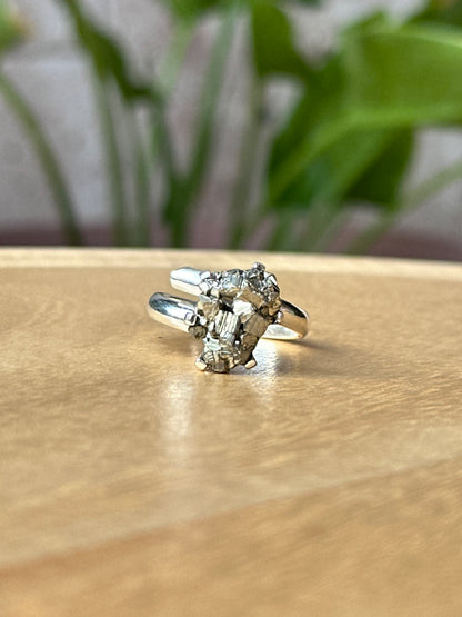 Anillo ajustable de pirita en bruto grande
