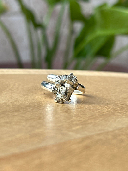 Anillo ajustable de pirita en bruto grande