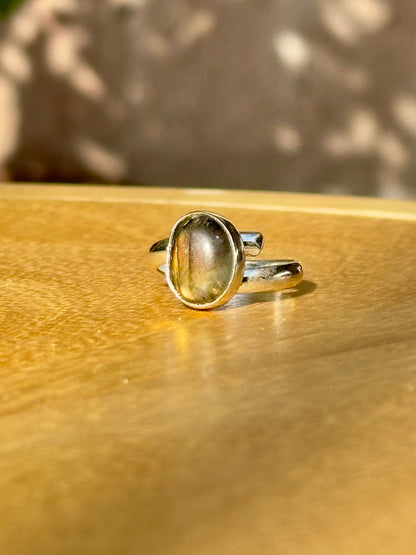 Anillo ajustable de Labradorita flash morado y dorado