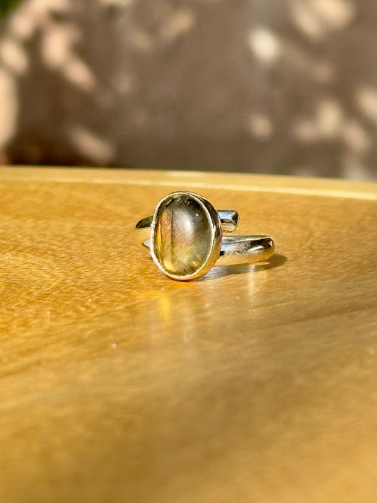Anillo ajustable de Labradorita flash morado y dorado