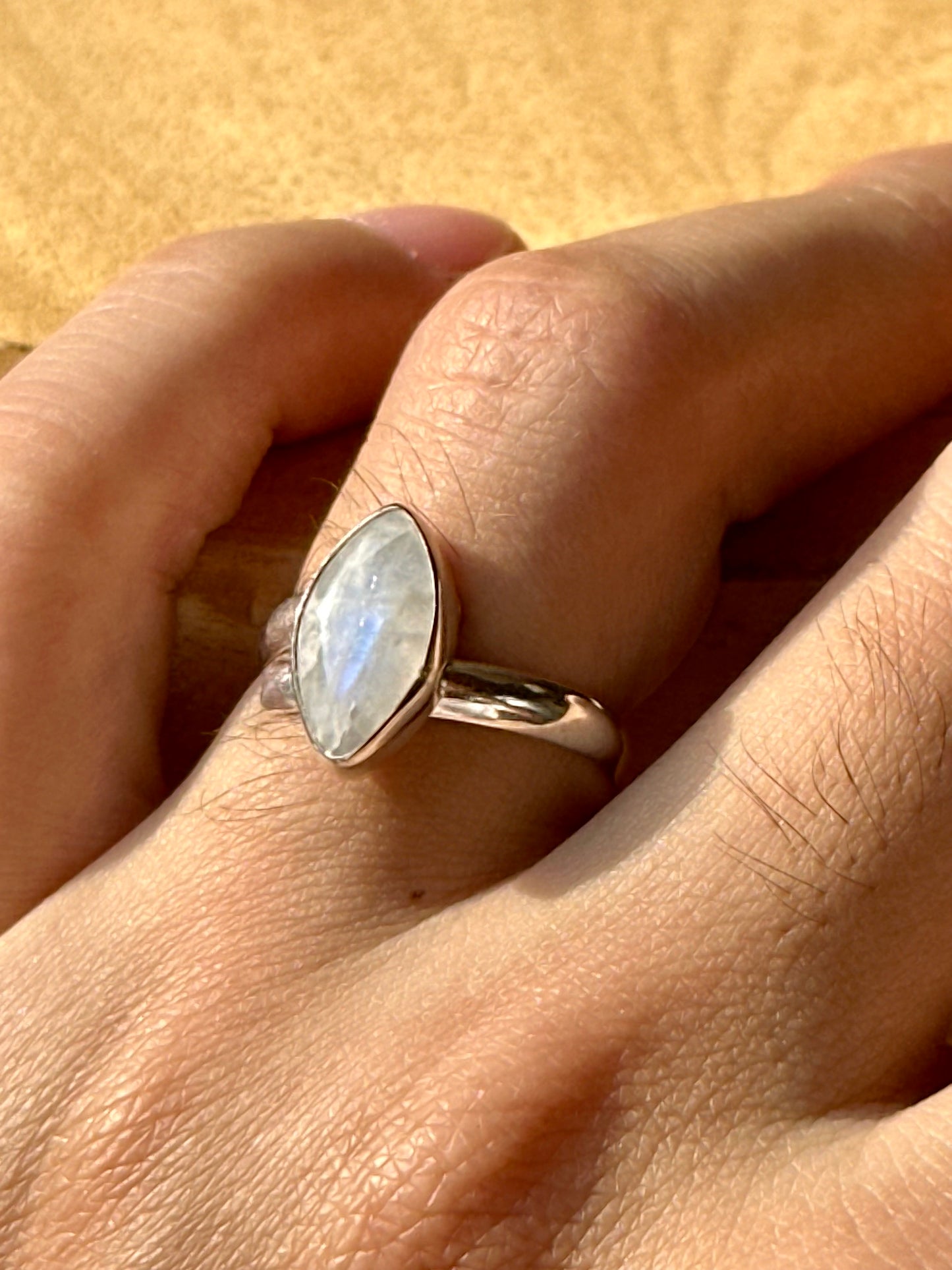 Anillo ajustable de piedra luna rombo