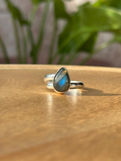 Anillo ajustable de labradorita gota