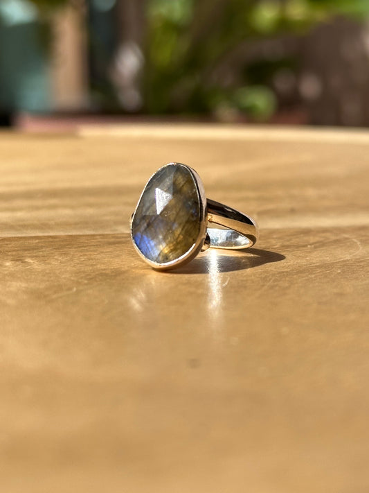 Anillo ajustable de labradorita facetado blue flash
