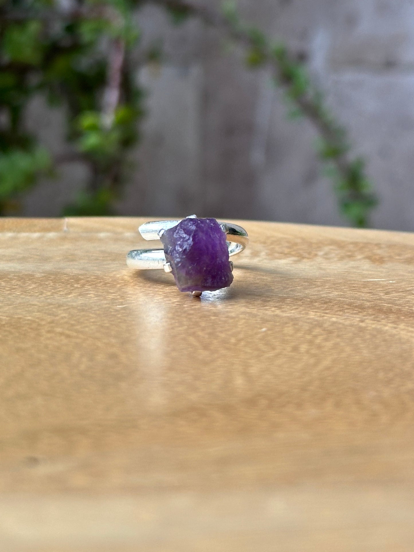 Anillo ajustable de amatista en bruto