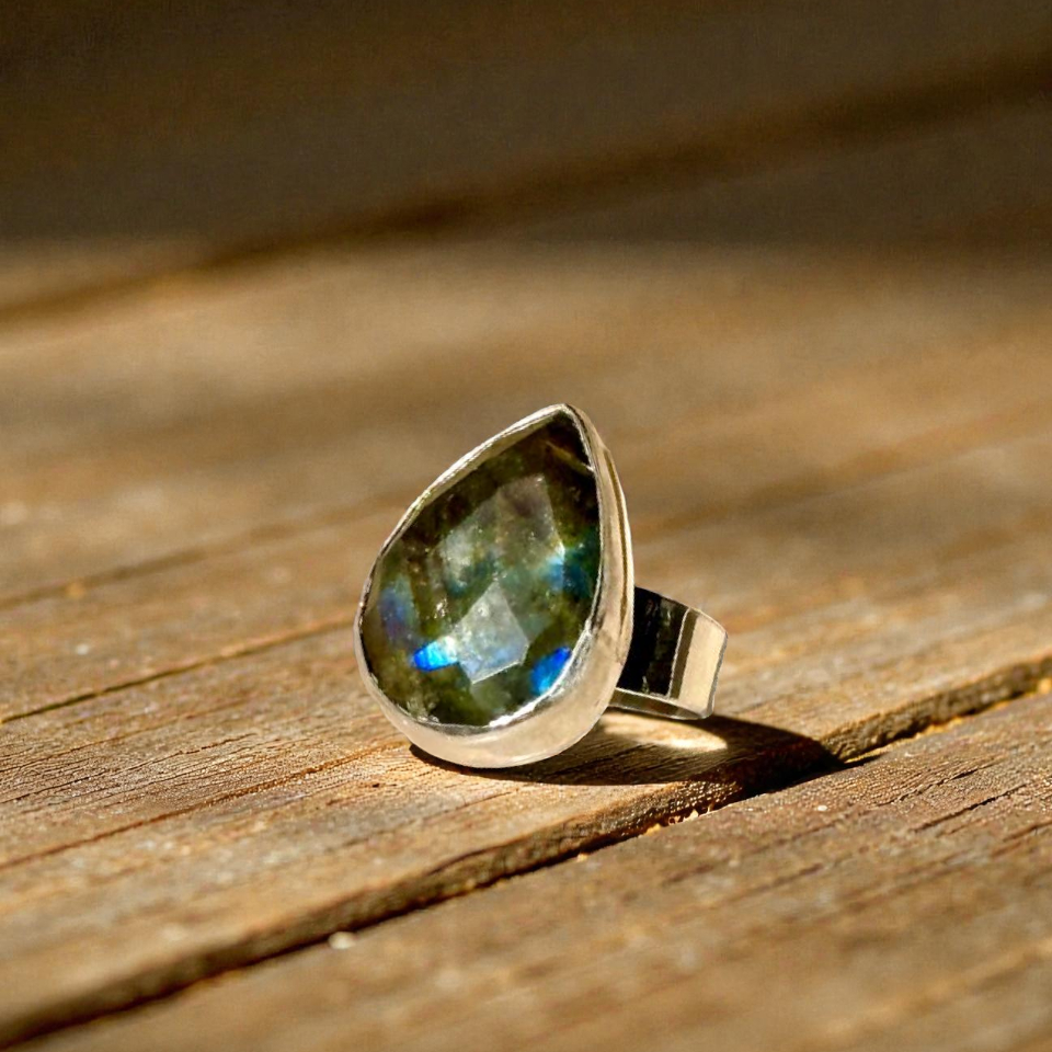 Anillo Ajustable de labradorita facetada en Plata .925 - Joyería Artesanal Mexicana