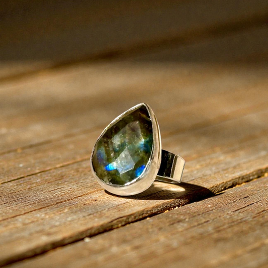 Anillo Ajustable de labradorita facetada - Joyería Artesanal Mexicana