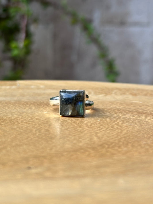 Anillo ajustable de labradorita cuadrado blue flash con verde
