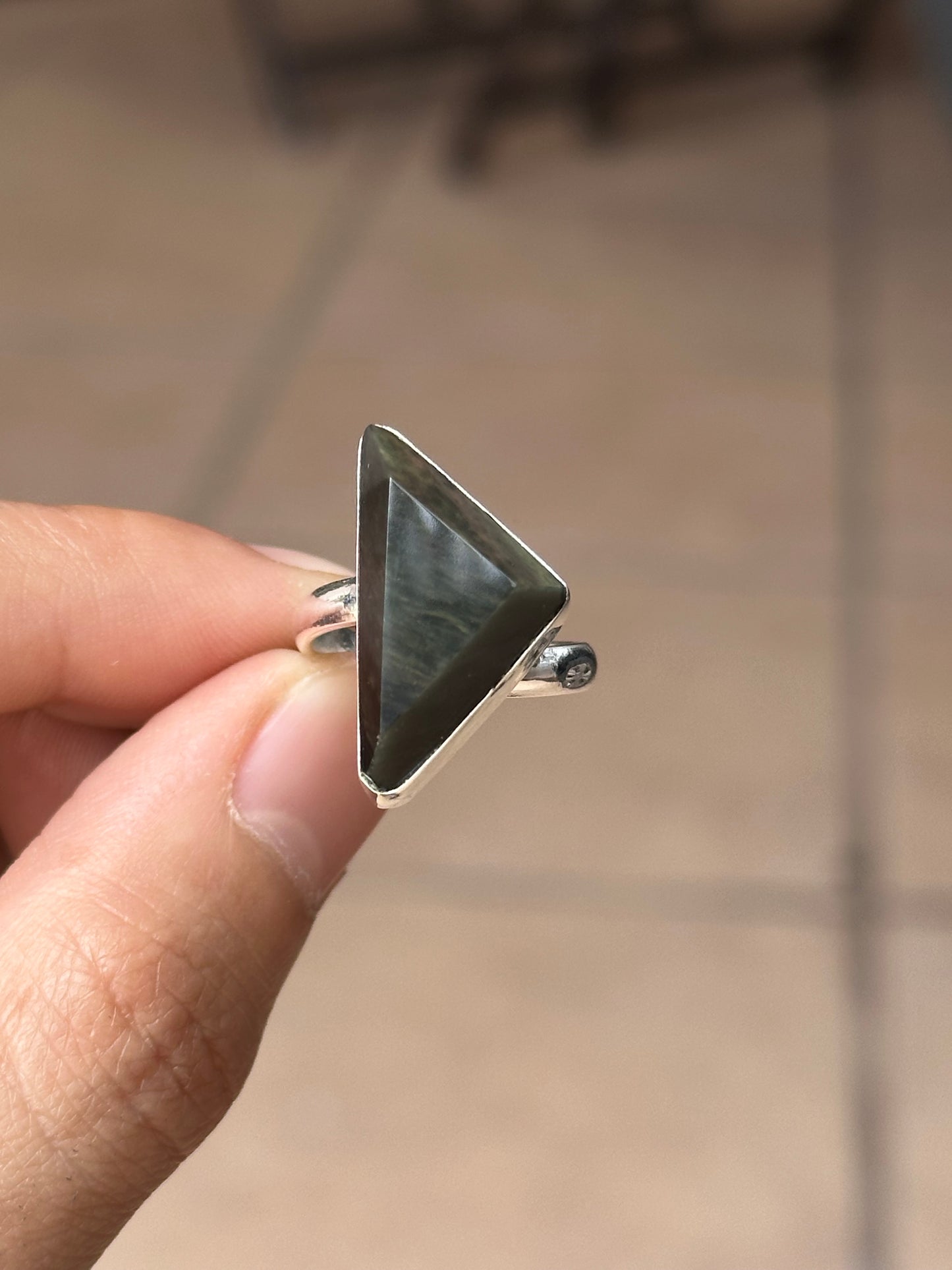 Anillo ajustable de obsidiana arcoíris triángulo