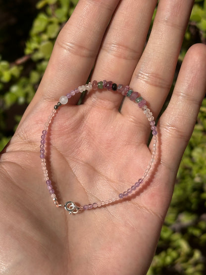 Pulsera Multimineral Facetada: Cuarzo Rosa, Amatista, Piedra Luna, Turmalina Sandía, Hematita y Aguamarina