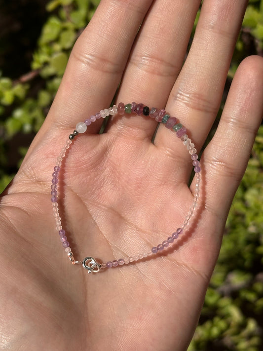 Pulsera Multimineral Facetada: Cuarzo Rosa, Amatista, Piedra Luna, Turmalina Sandía, Hematita y Aguamarina