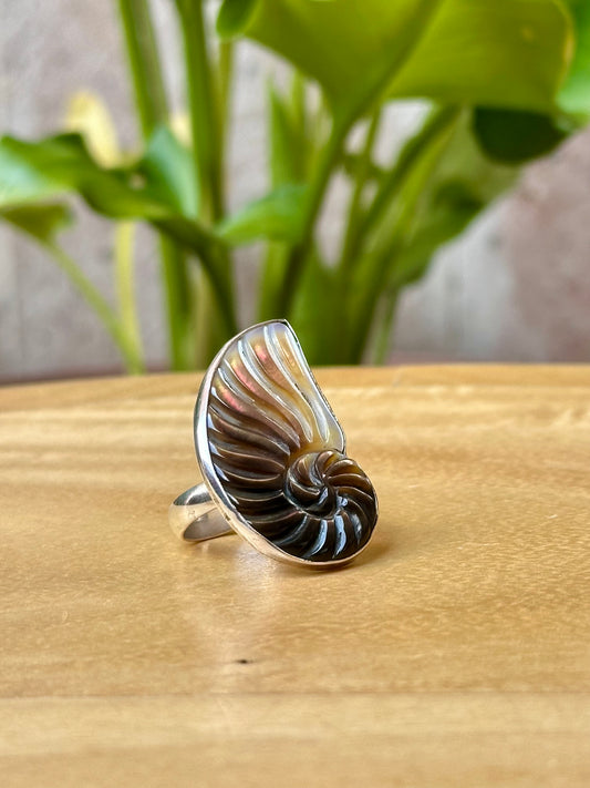 Anillo Ajustable de Madre Perla Tallado en Espiral