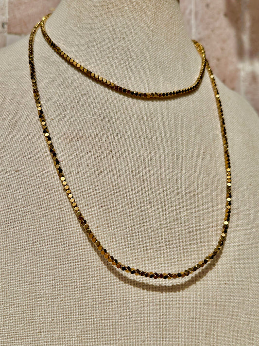 Collar largo de hematita dorada cubo mini