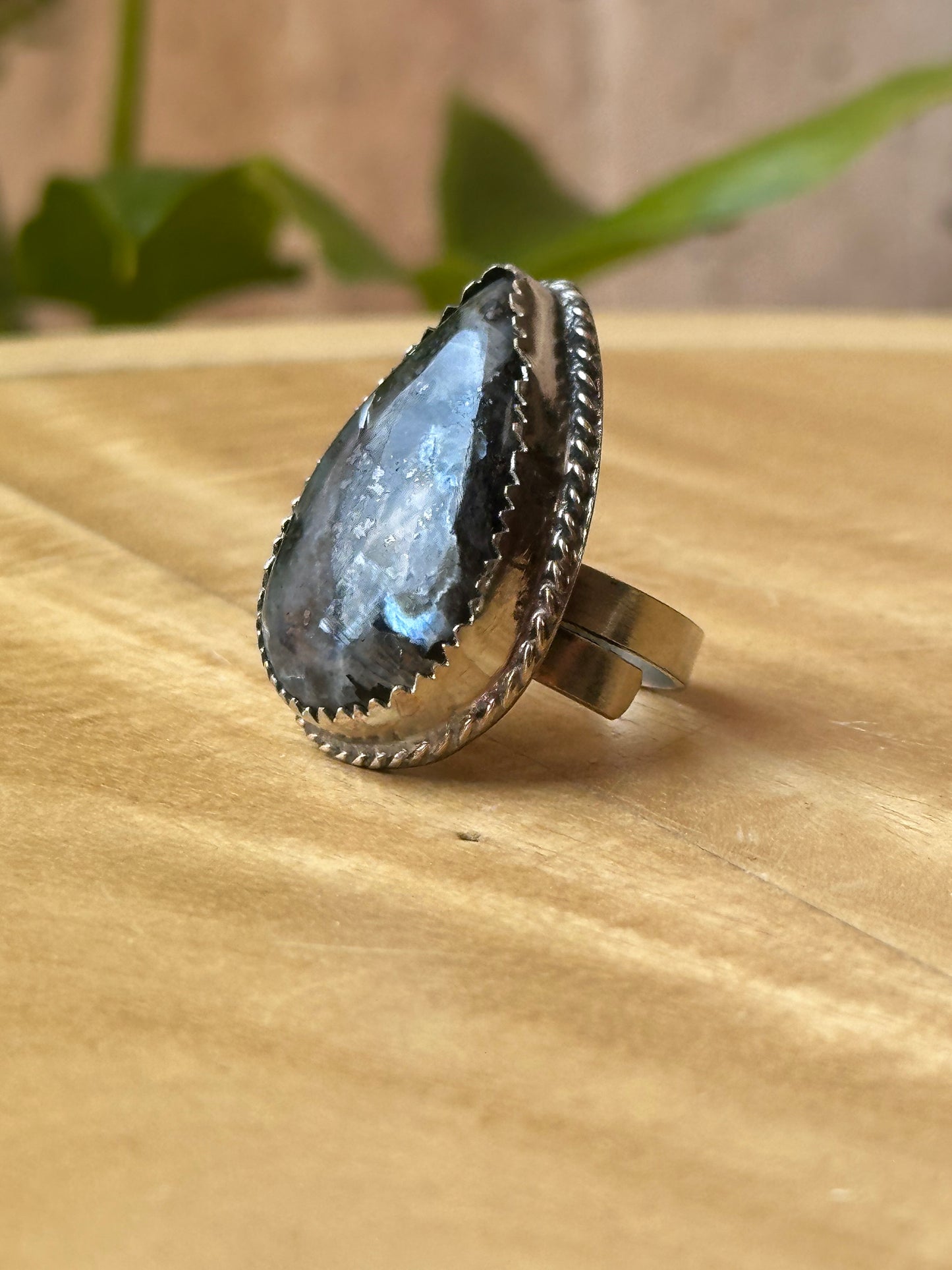 Anillo ajustable de larvikita