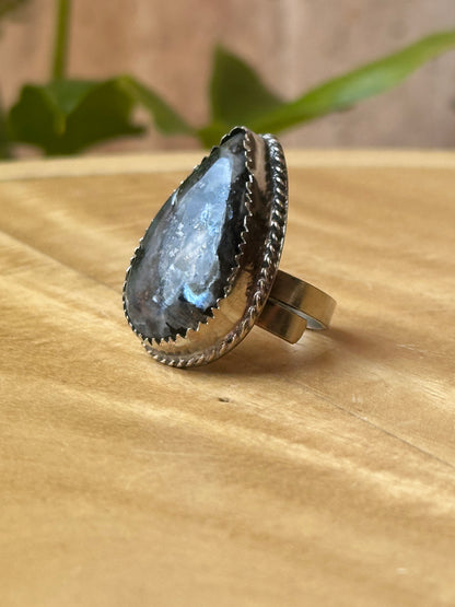 Anillo ajustable de larvikita