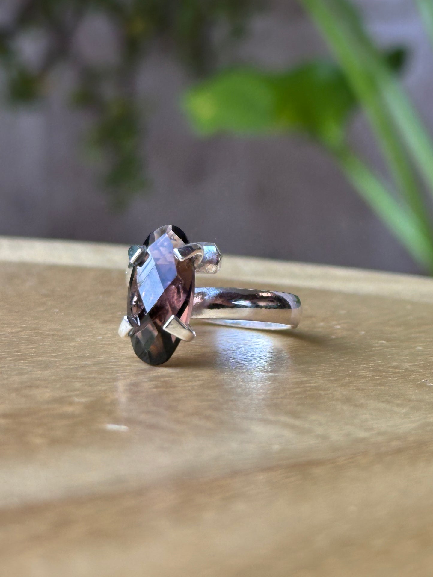 Anillo ajustable de cuarzo morión facetado