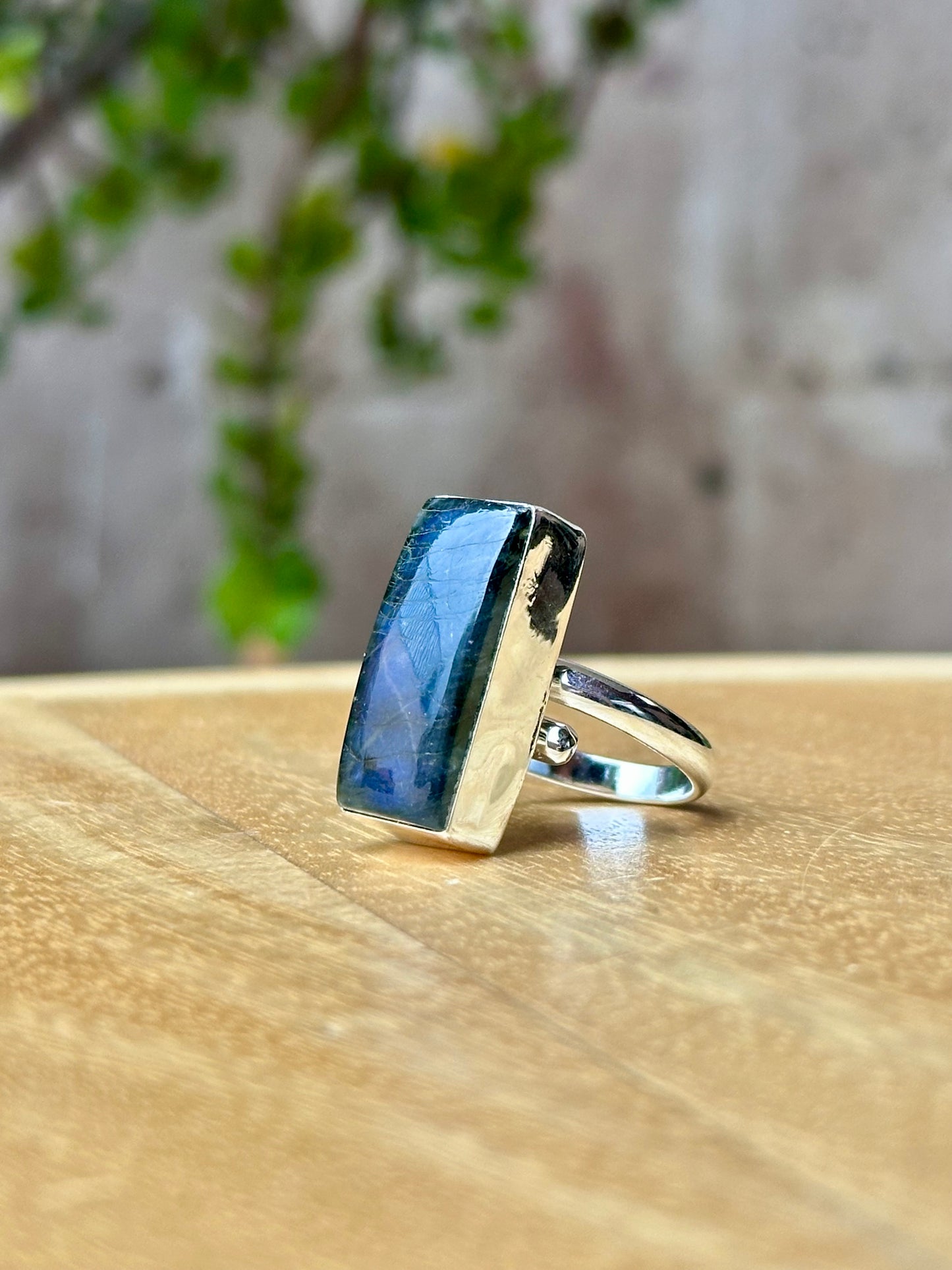 Anillo ajustable de labradorita rectangular grande  blue flash