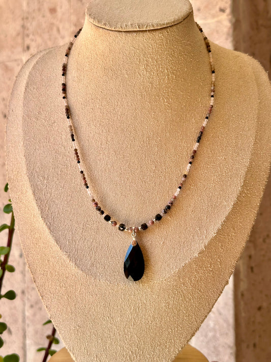 Collar de Rodonita, ágata, Ónix y Turmalina negra